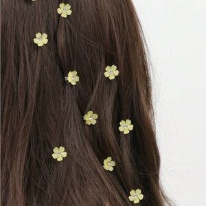 SHEIN Dainty Yellow Flower Hair Clips